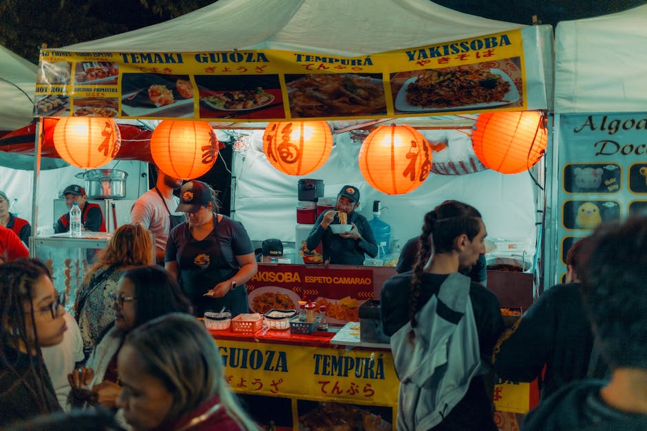 Persone che festeggiano all'aperto in una piazza italiana